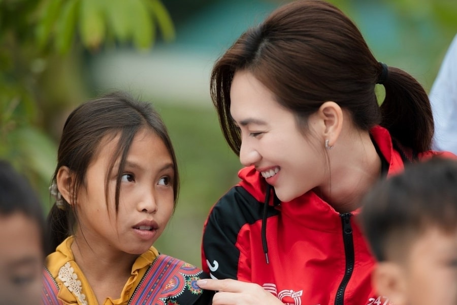 Phương Anh Đào đau lòng trước thực tại của trẻ em vùng cao