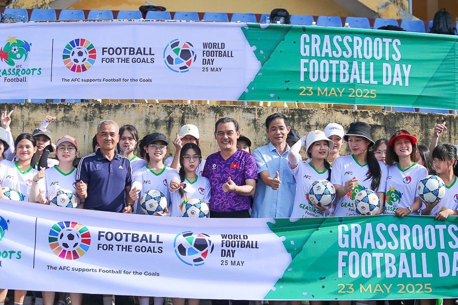 Bàn tay âm thầm nuôi dưỡng tình yêu bóng đá Việt Nam