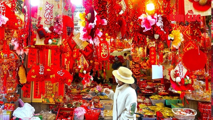 Sau Noel, phố Hàng Mã tất bật trang trí sắc đỏ rực rỡ đón Tết Bính Ngọ