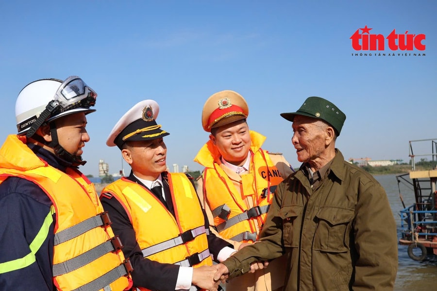 Công an Hà Nội lan tỏa phong trào thi đua 'Ba nhất' trên những tuyến sông