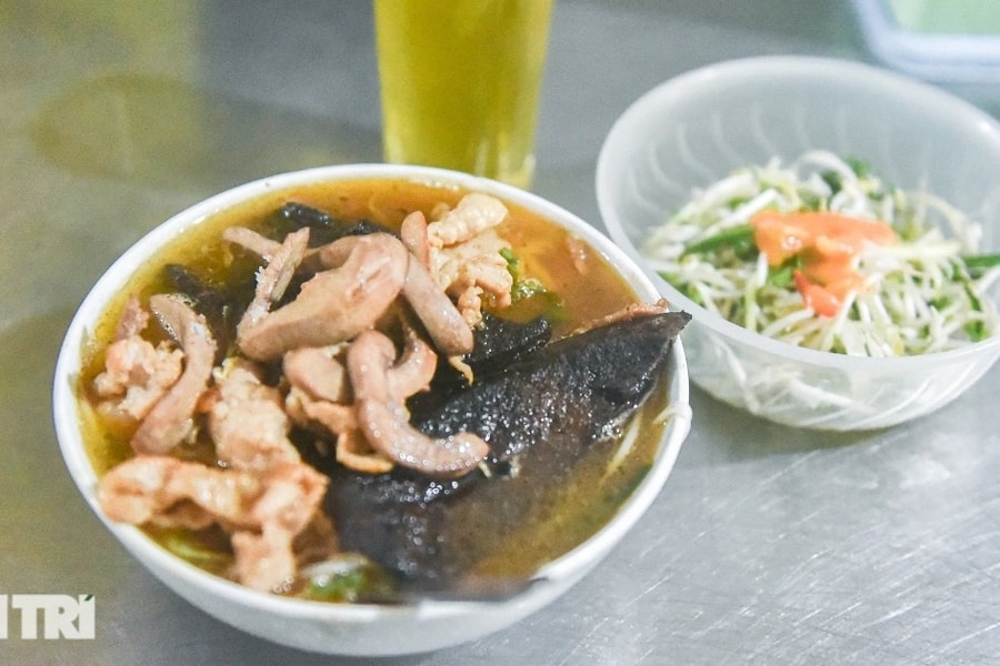 Khách Tây sửng sốt khi thử phở gan cháy độc lạ chỉ có ở Bắc Ninh