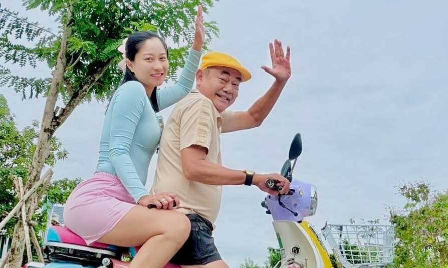 Gu mặc của vợ nghệ sĩ Việt Anh