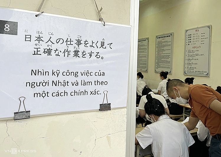 Gánh nặng 'kiếm tiền thay cả gia đình' bào mòn người xa xứ