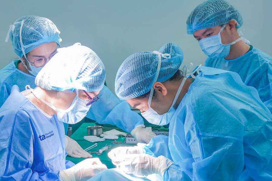 Phẫu thuật chỉnh mắt lác cho bé gái 4 tuổi