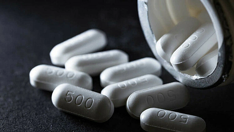 Bé gái suýt chết do tự uống paracetamol chữa đau đầu