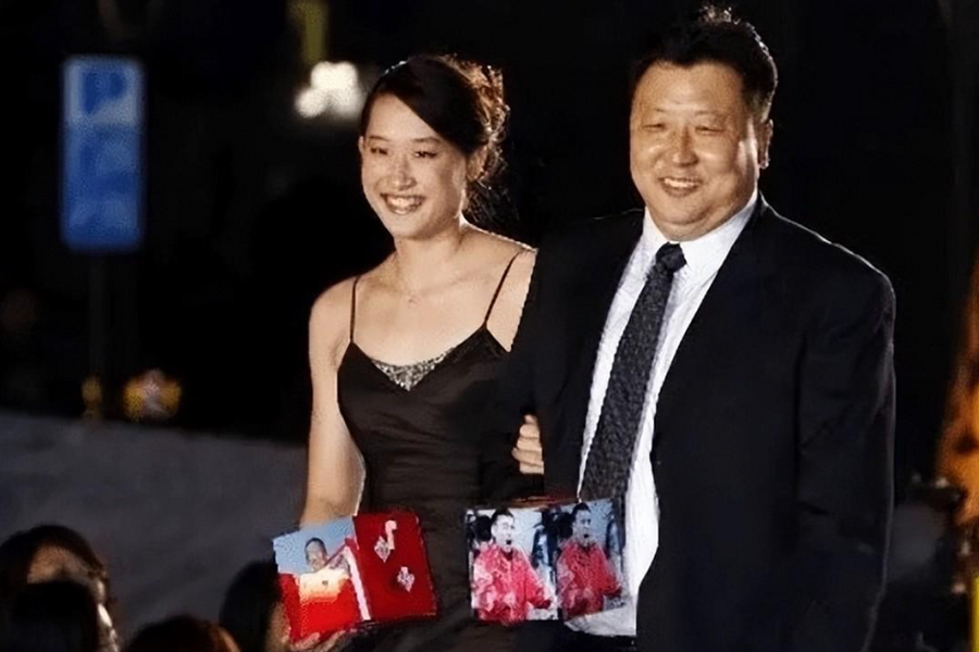 HLV bơi Trung Quốc ba lần cưới học trò