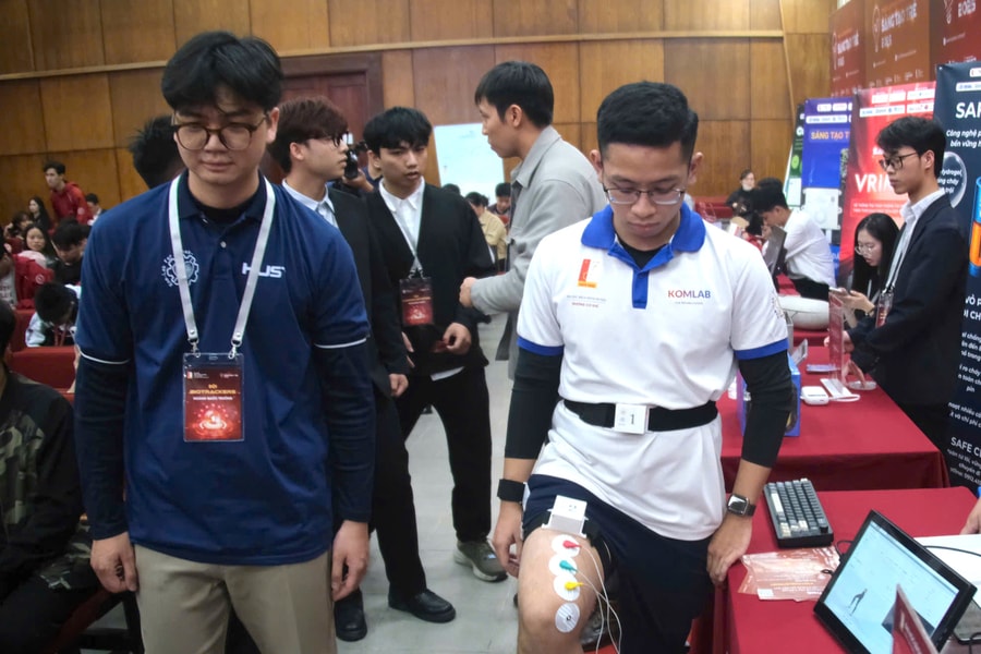 Sinh viên chế hệ thống phục hồi cho người đột quỵ giá 100 triệu đồng