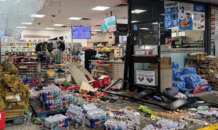 Tên trộm lái xe 'nhổ' cây ATM, phá tung cửa hàng tiện lợi