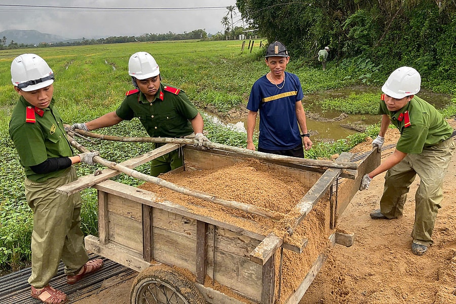 11.000 công an hỗ trợ người dân khắc phục hậu quả thiên tai