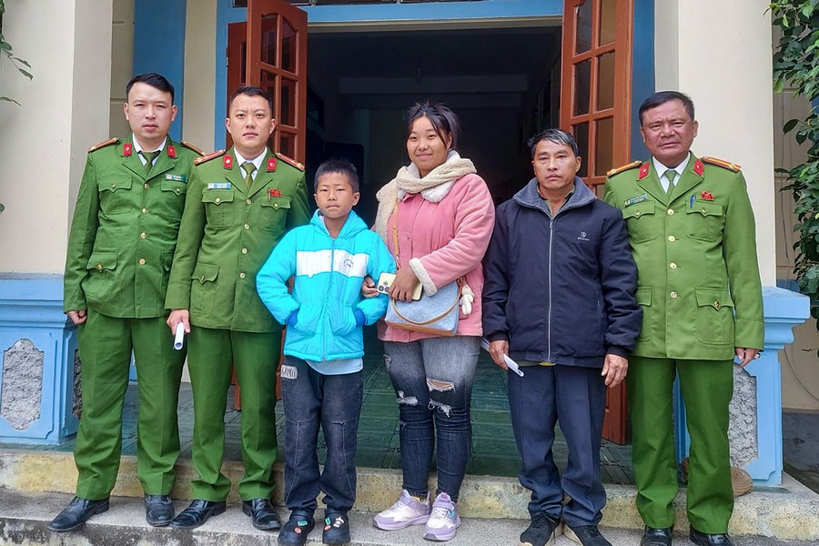 Cứu hai cháu bé đi lạc suốt 6 ngày