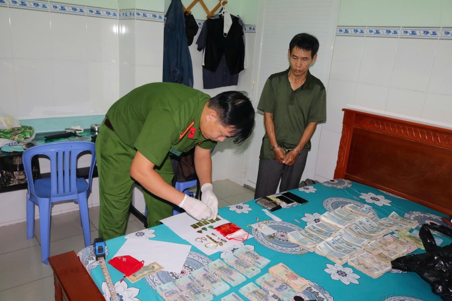 Camera truy vết kẻ cạy cửa trộm tài sản tiền tỷ