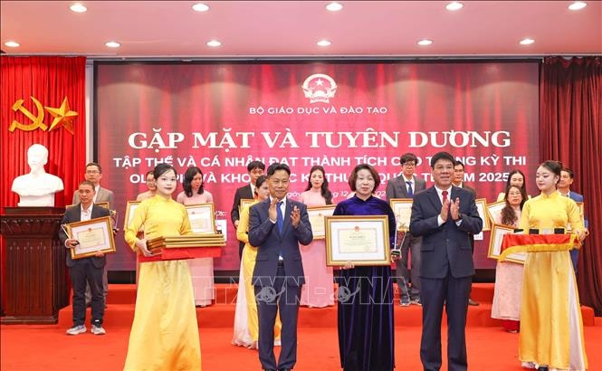 Nhiều bộ, ngành, địa phương khen thưởng người trực tiếp lao động chiếm khoảng 70%