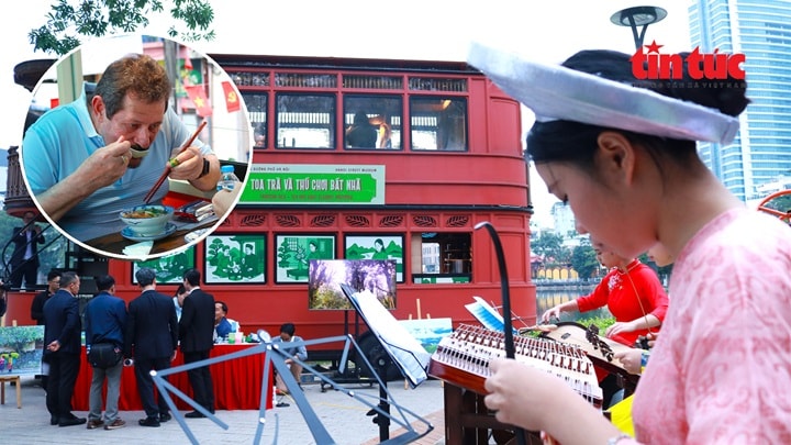 Tour trải nghiệm 'Hà Nội - Chạm miền ký ức': Nhìn, nghe, chạm, nếm và cảm nhận hương vị của di sản