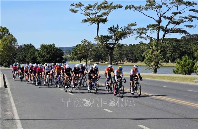 Khoảng 200 vận động viên đua xe đạp quanh hồ Xuân Hương Đà Lạt