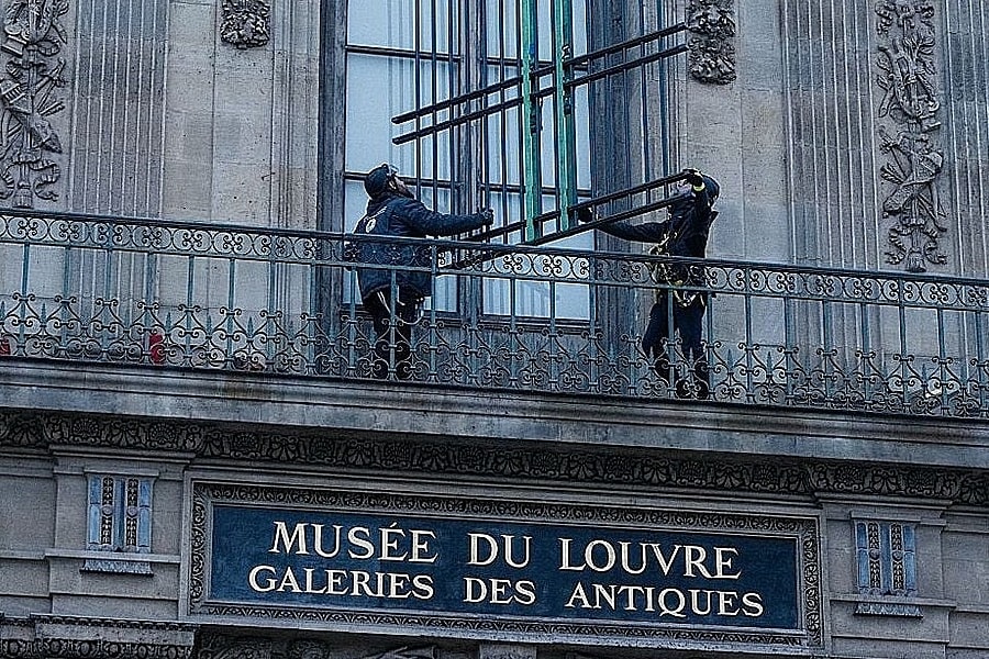 Bảo tàng Louvre lắp song sắt khu vực bị trộm