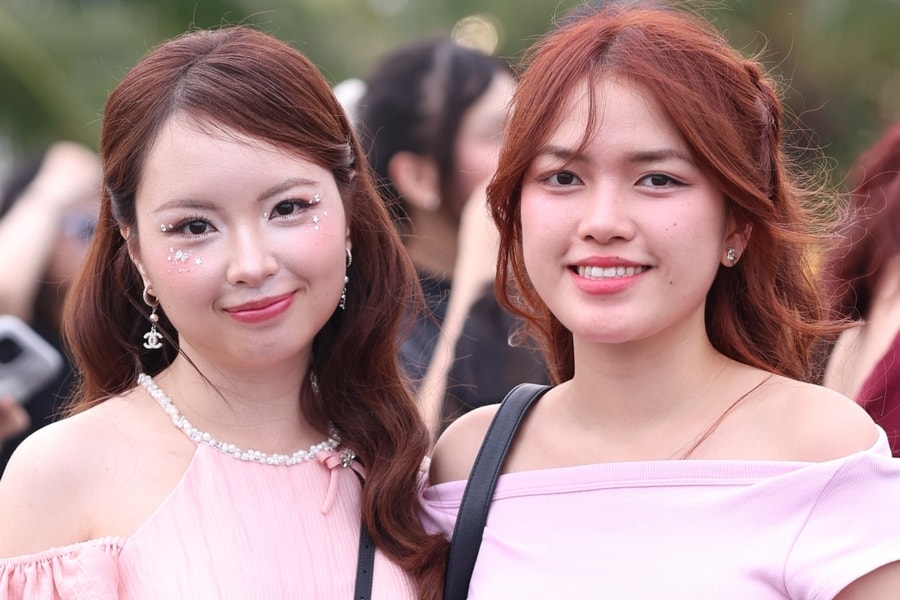 Fan trang điểm 'bling bling' xem concert Anh trai say hi