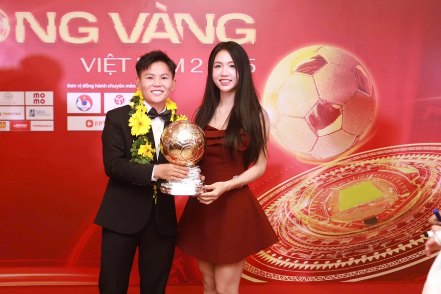 Bích Thuỳ và đồng đội nữ quấn quýt ở lễ trao Quả bóng Vàng 2025