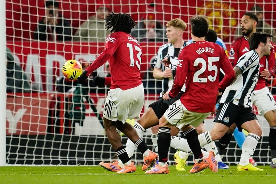 Man Utd thắng Newcastle nhờ siêu phẩm của Dorgu