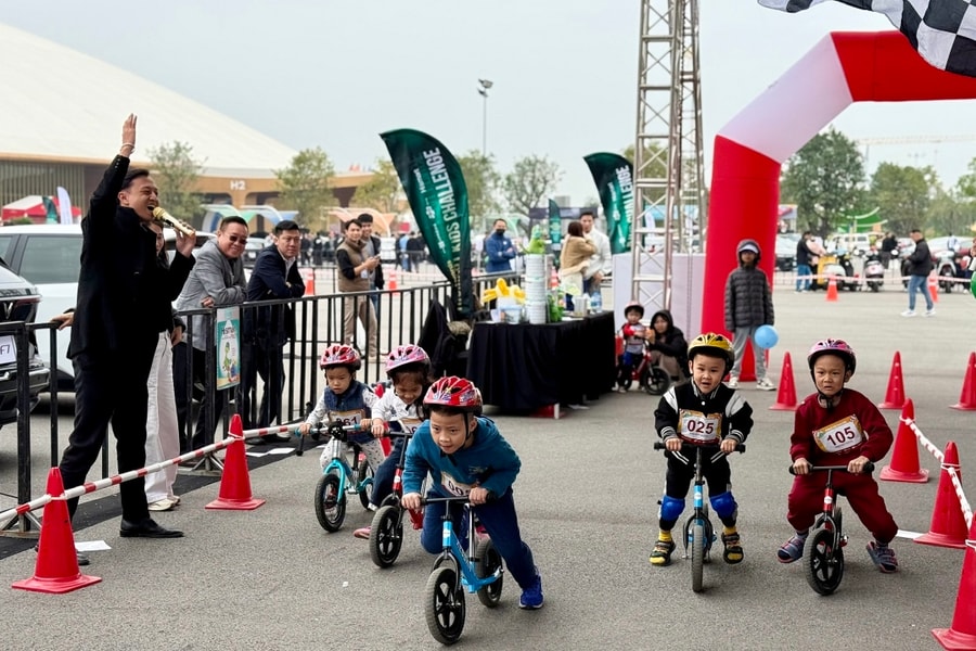 Các gia đình đổ về Vietnam Mobility Show 2025