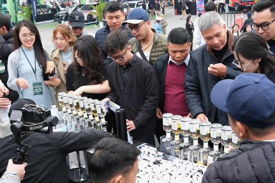 Hàng trăm khách tự pha chế nước hoa ôtô tại Vietnam Mobility Show 2025