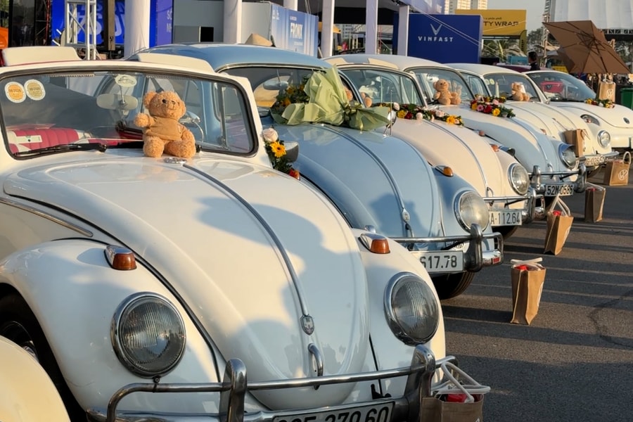 Khách tham quan triển lãm ôtô trải nghiệm xe cổ Volkswagen