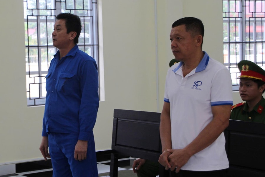 Cán bộ nhận tiền để cấp phù hiệu cho hàng trăm xe không đủ chuẩn