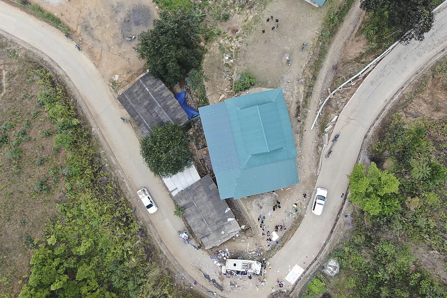 Xe mất phanh khi xuống dốc gây lật ở Lào Cai