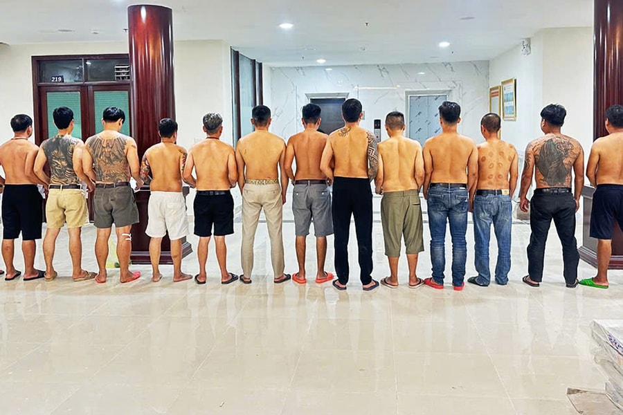 150 cảnh sát vây bắt băng giang hồ cờ bạc mua bán súng