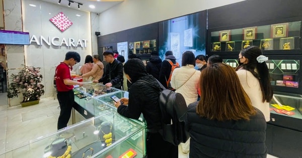 Giá bạc tăng mạnh, người dân Hà Nội xếp hàng mua