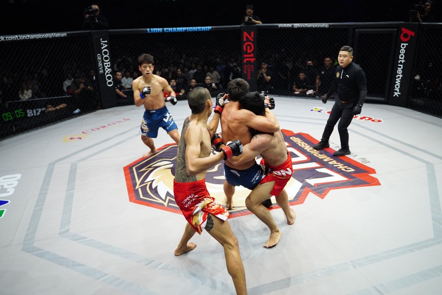 Cao thủ kickboxing Việt Nam so tài 2 võ sĩ Trung Quốc, mãn nhãn 10 phút nảy lửa