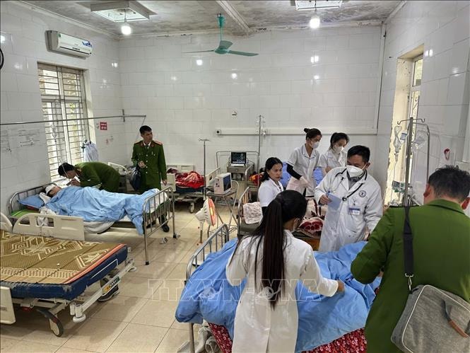 Thăm hỏi, động viên gia đình nạn nhân vụ tai nạn giao thông tại Lào Cai