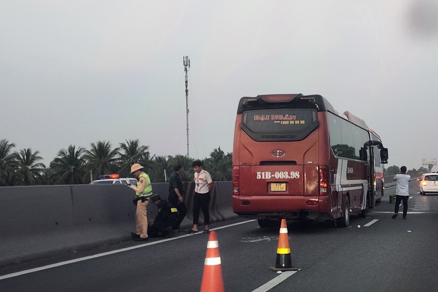 Ùn tắc kéo dài trên cao tốc TP Hồ Chí Minh - Trung Lương vì hai xe khách đâm nhau