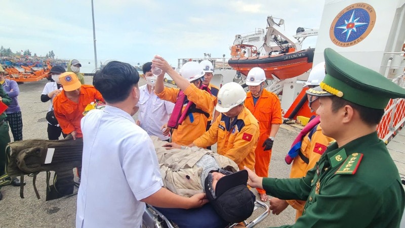 Ứng cứu ngư dân bị nạn trên vùng biển Đà Nẵng