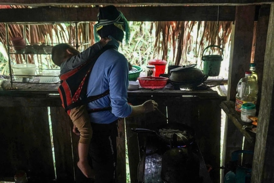 Mồ côi cha, bé trai 2 tuổi theo ông bà xuống núi chữa tan máu bẩm sinh