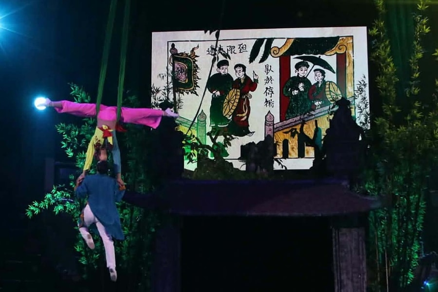 Tranh Đông Hồ được tái hiện bằng xiếc