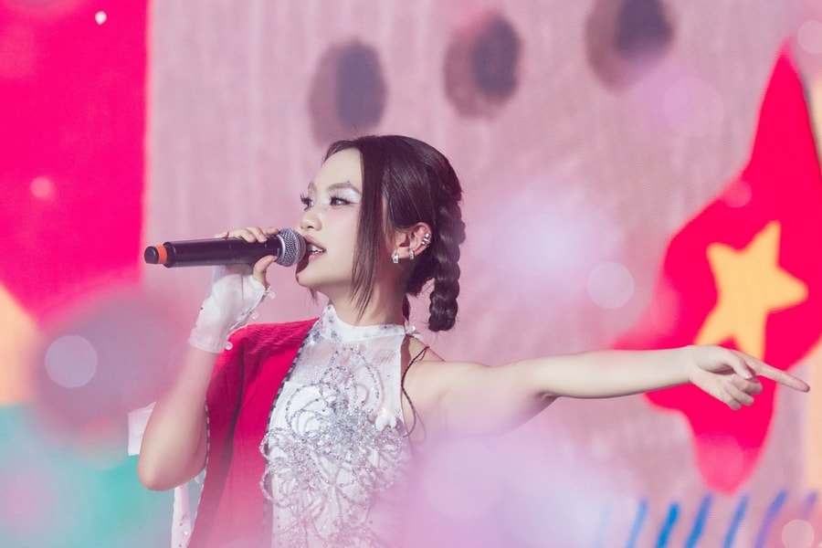 Phương Mỹ Chi 'phiêu' nốt cao trước hàng nghìn khán giả