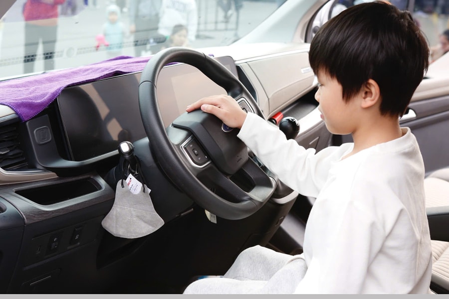Trẻ em học kỹ năng thoát hiểm trên ôtô tại Vietnam Mobility Show 2025