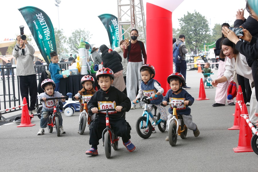 Đua xe chòi chân - giải đấu tốc độ của các tay lái nhí