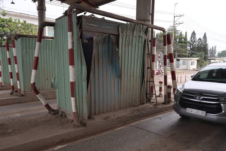 Hiện trạng ba trạm thu phí bỏ hoang, tiềm ẩn nguy hiểm trên quốc lộ 51