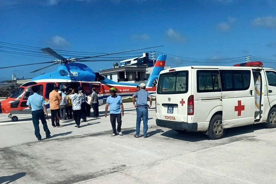 Người dân đảo Phú Quý chi 350 triệu đồng thuê trực thăng chuyển viện