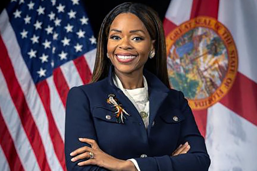 Bị cáo buộc biển thủ, nữ nghị sĩ Mỹ sửa ảnh xóa nhẫn kim cương 100.000 USD