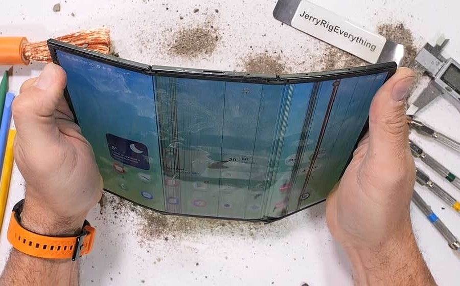 Điện thoại gập ba Galaxy Z TriFold bị chê kém bền