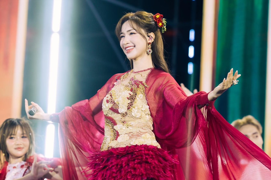 Hòa Minzy 'càn quét' đề cử Làn Sóng Xanh 2025