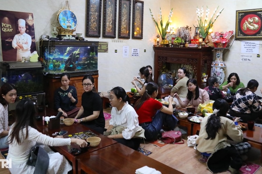 Quán gà ở Hà Nội ẩn mình ở ngõ nhỏ hẹp, khách leo cầu thang mới tới