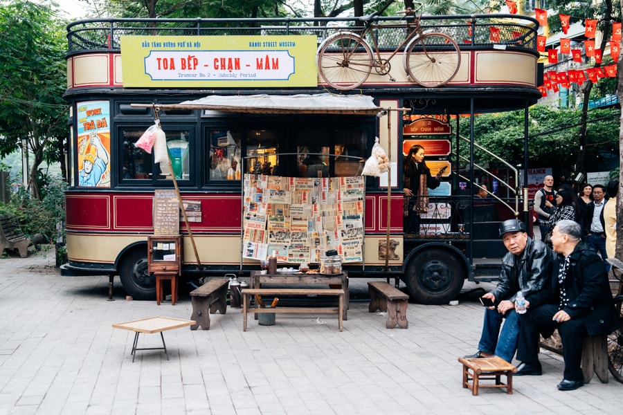 Khách lần đầu trải nghiệm tour 'tìm ký ức' ở Hà Nội