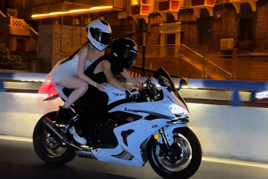 Khách Việt thuê 'soái ca' lái môtô quay clip tại Trùng Khánh