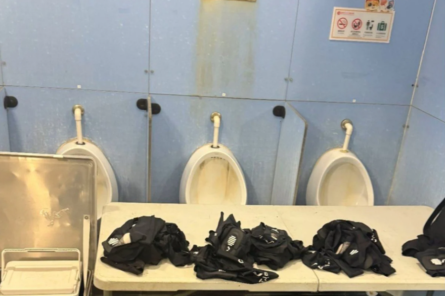 Cầu thủ nữ Hong Kong phải thay đồ trong nhà vệ sinh nam