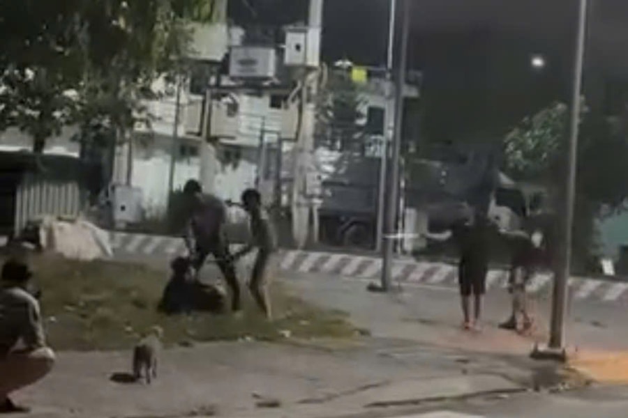 5 người cầm hung khí đánh tới tấp 'đối thủ'