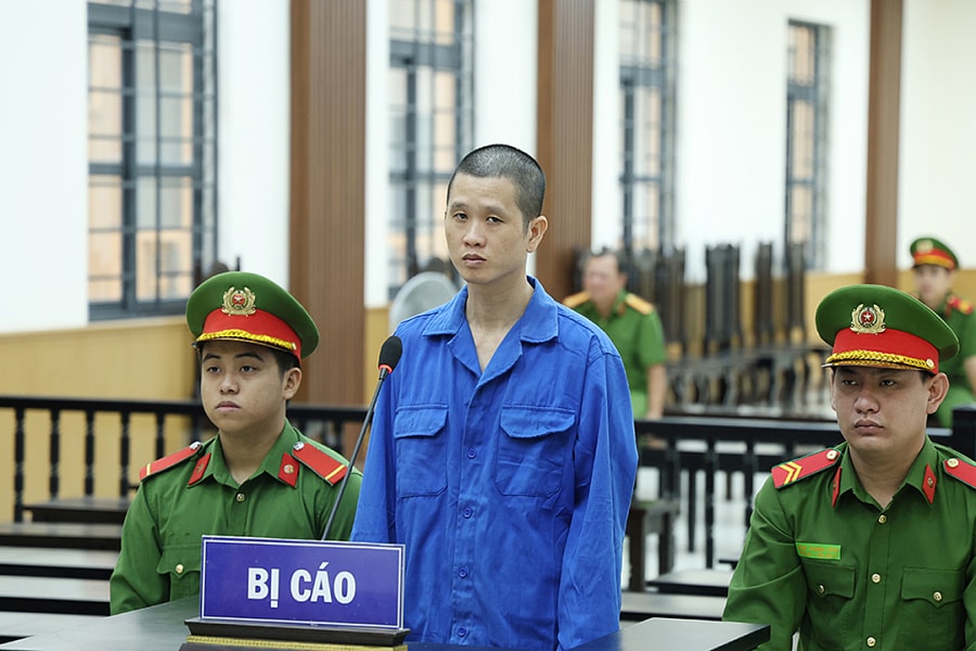 Khách thuê phòng trèo từ khách sạn sang cửa hàng trộm 66 iPhone