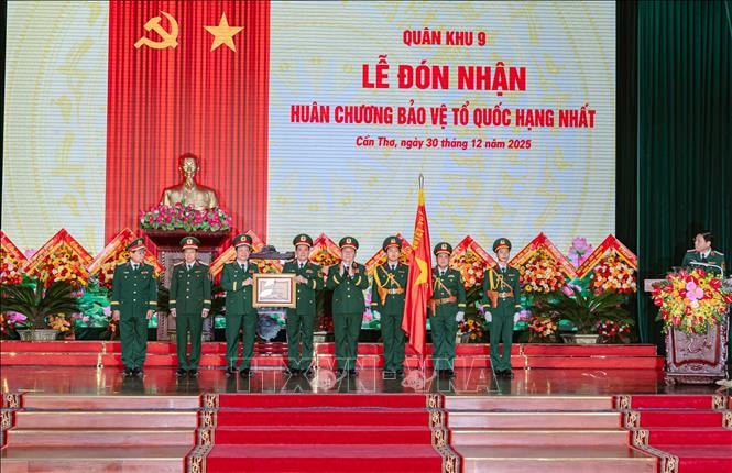 Bộ Tư lệnh Quân khu 9 đón nhận Huân chương Bảo vệ Tổ quốc hạng Nhất